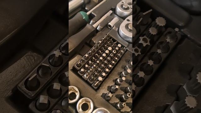 распаковка кейса , набор TOOLS 219 предметов смотреть онлайн