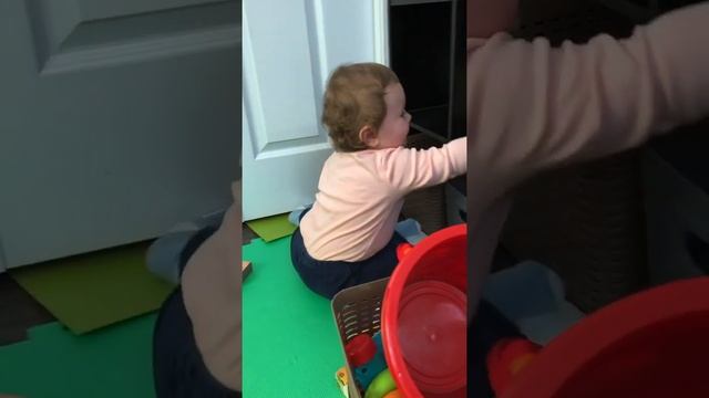 10 Mths old baby singing song: “I like to eat Apples and Banana” смотреть онлайн