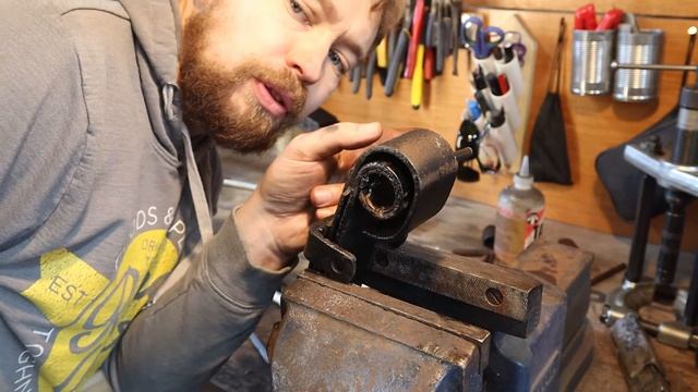 Land Rover Series 2 Restoration How to remove and how to Change Leaf Spring Bushes смотреть онлайн