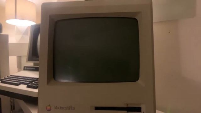 12 seconds of Matrix on a Macintosh Plus running from an internal 400K floppy drive смотреть онлайн