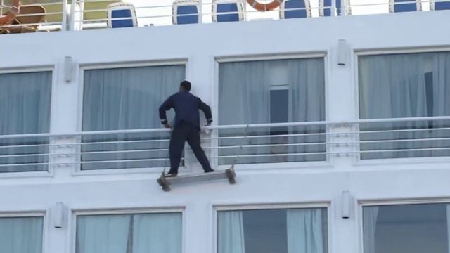 Man polishing the windows on the Amarante cruise ship, 17-11-2011.MOV смотреть онлайн