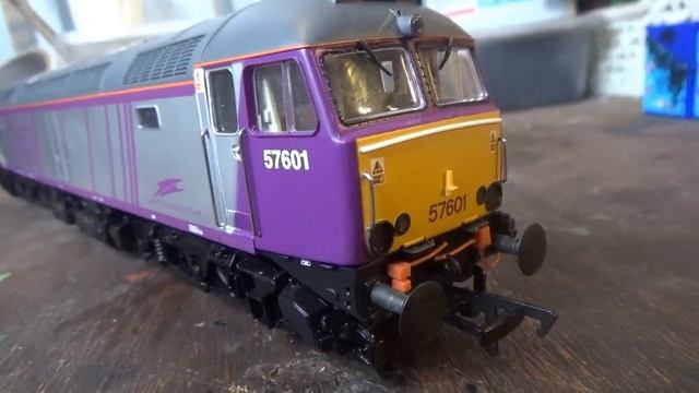 Bachmann Class 57/6 57601 in Porterbrook Livery Unboxing and Review смотреть онлайн