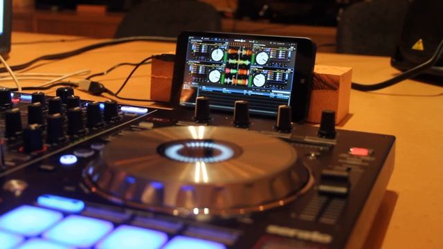$100 computer running Serato DJ смотреть онлайн
