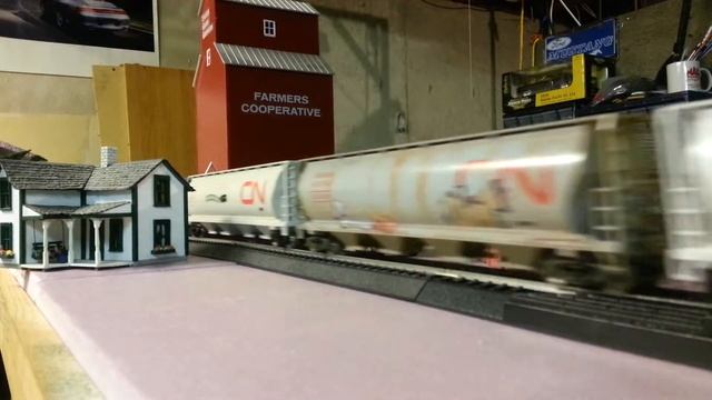 CN geeps hauling the grain out. Ho scale Genesis смотреть онлайн