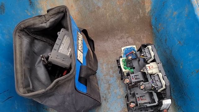Dana's Garage 08 Dodge Nitro Engine change Pt 17 No Crank Tipm change Security Light смотреть онлайн