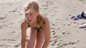 Ikke naken (2004) Beach scene | Kids in Movies