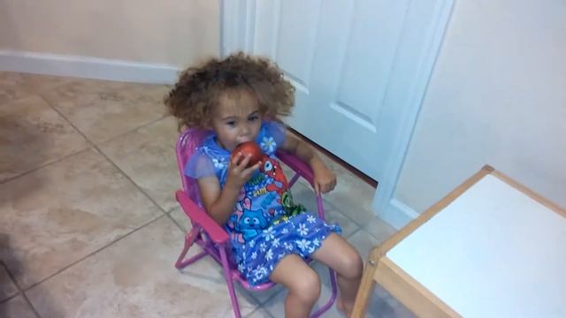 Girls love apples! смотреть онлайн