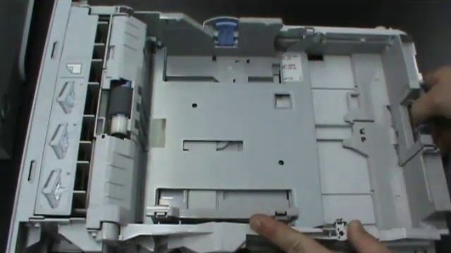 HP LaserJet 4014DTN   Inserindo Papel