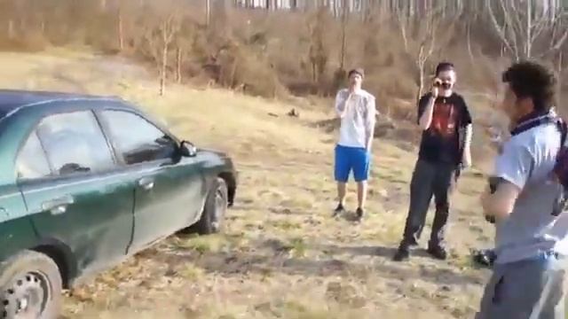 Genius Tries To Break Car Window With His Head смотреть онлайн