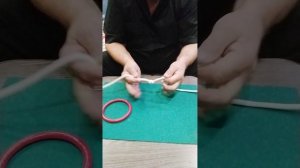 снять кольцо с завязанной верёвки