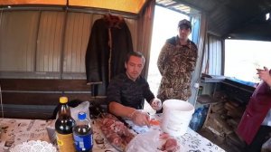 Ночная жизнь деревни, Синий сенокос, День Рождения Витаса, Довольные гости за праздничным столом'