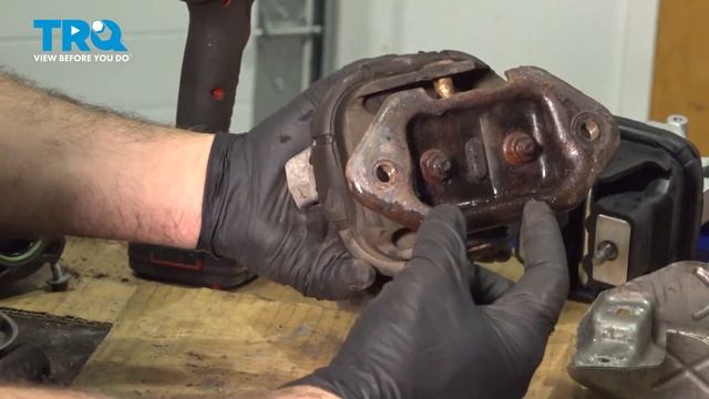 How to Replace Driver's Side Motor Mount 2005-2010 Chrysler 300 смотреть онлайн