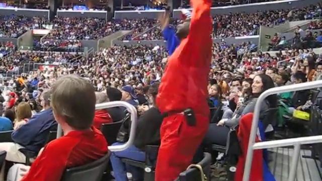 Clipper Darrell dances! I was 3 seats left of this guy LOL! смотреть онлайн