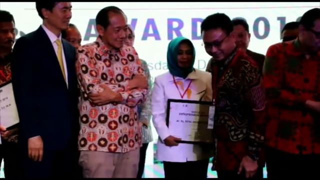 KEREN‼️ EDI KAMTONO RAIH WALI KOTA ENTREPRENEUR 2018 AWARD смотреть онлайн