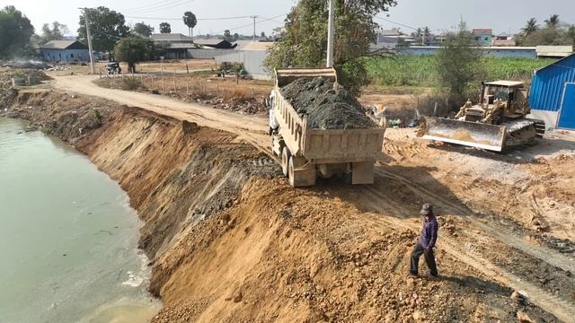 Ep 61 !! New Updating Resize 8M Road on Canal Develop Area , Dozer KOMATSU Push SoiL Rock to water смотреть онлайн