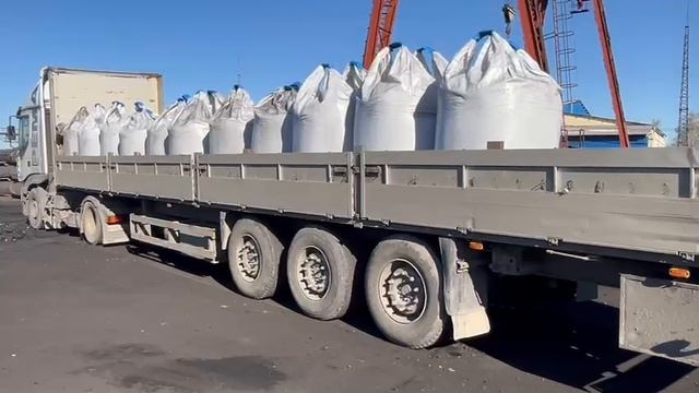 Погрузка фасованного угля (биг-бэги) в автомобиль смотреть онлайн