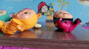 Крайбебисы изучают и угощают конфетой амняма