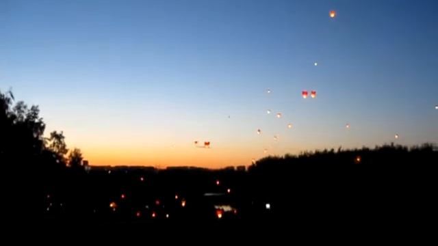 Массовый запуск фонариков на Борисовских прудах смотреть онлайн