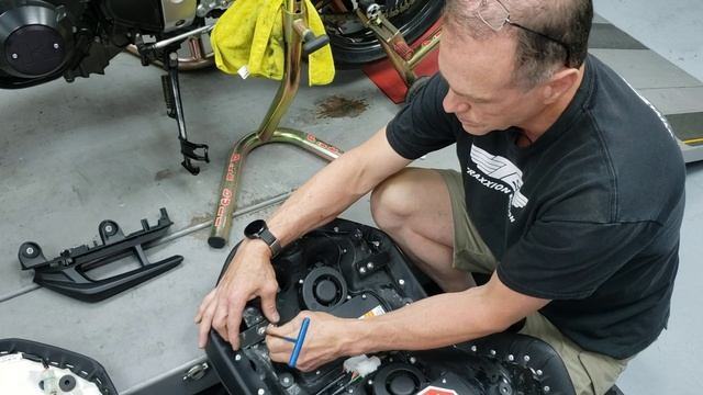 How to Install a Corbin Seat with Traxxion Dynamics Passenger Grab Rails on 2018+ Honda Goldwing смотреть онлайн