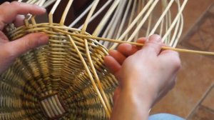Русская ива.14 урок. Соединение донышка со стойками корзины.