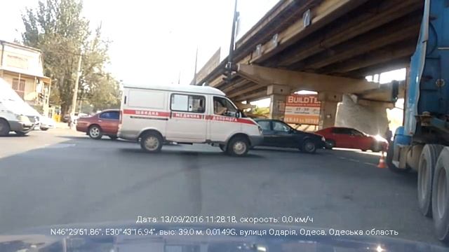 В Одессе фура не разминулась с маршруткой смотреть онлайн