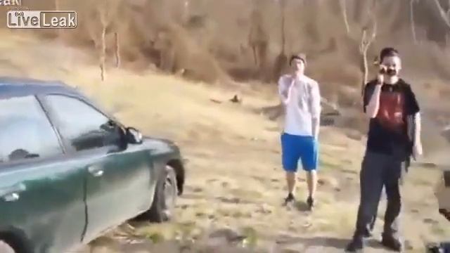 Guy Attempts To Break Car Window With His Head смотреть онлайн