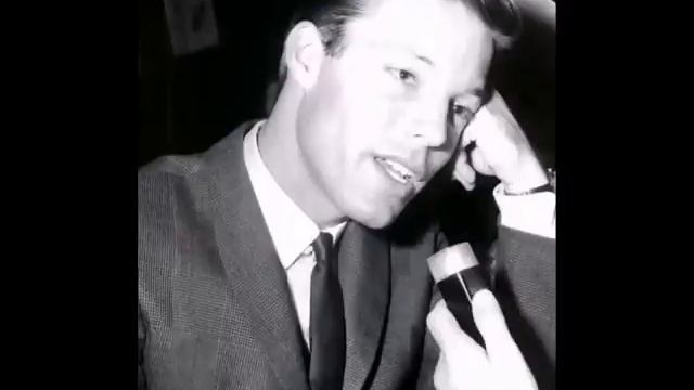 Richard Chamberlain sings Its A Lonesome Old Town смотреть онлайн