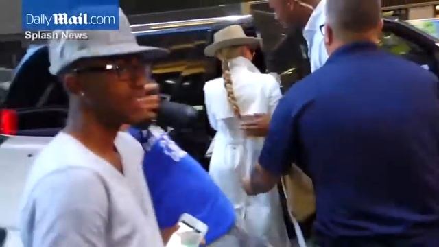 Beyoncé is mystery chic in white trench coat and beige fedora смотреть онлайн