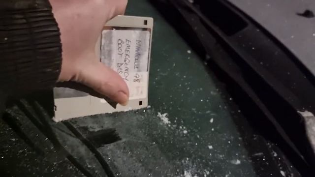 Winter uses for DSHD Floppy Disks: Scraping Ice off a car windscreen / windsheild in winter смотреть онлайн
