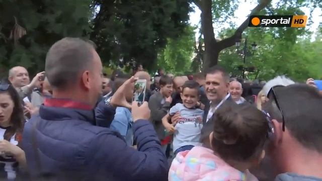 Фенове наобиколиха Бруно Акрапович за снимки смотреть онлайн
