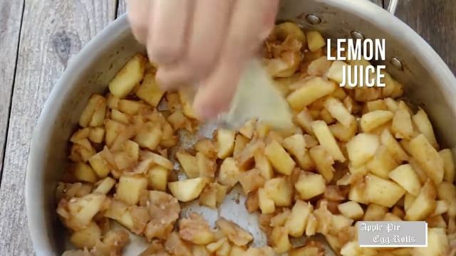 [1 Min Video] How to Make Apple Pie Egg Rolls смотреть онлайн