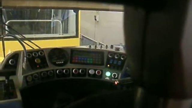 Drinnen im wagen NGTW6 beim Abstand im Strbf. "Angerbrücke" in Leipzig zur Reparaturarbeit смотреть онлайн