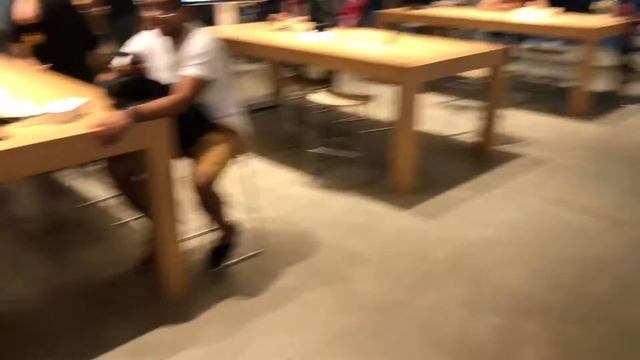 apple store Comprando el Iphone 8 смотреть онлайн