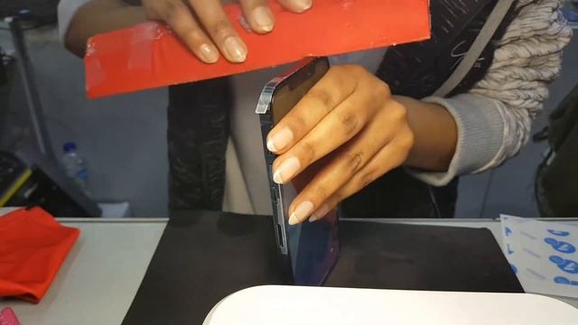 iPhone 13 Pro Max Screen Protector Installation смотреть онлайн