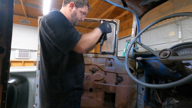 1955 210 Post Teardown - Part 1: Door Glass Removal смотреть онлайн