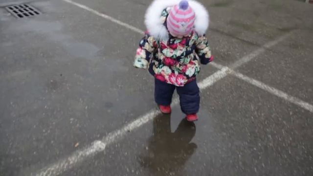 Прыжки по лужам и малышка упала в лужу. Jumping in puddles where a cutie fell in a puddle. смотреть онлайн
