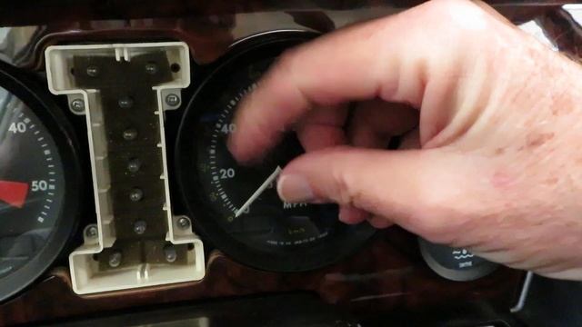 Jaguar XJ6 Gauge Removal смотреть онлайн