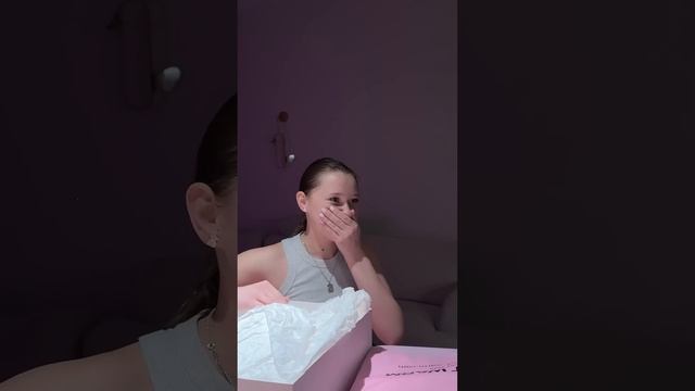 Дарю сестре MacBook, о котором она мечтала🥺 смотреть онлайн