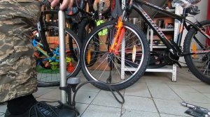 Как накачать колесо велосипеда