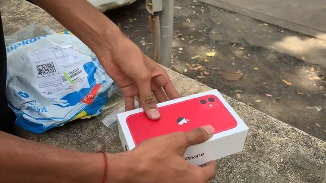 iPhone 11 Product Red Unboxing . смотреть онлайн