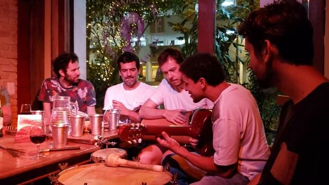 Bruno Barreto e o Samba da Gávea em Cachorro do Mato de Rafael dos Anjos e Bruno Barreto