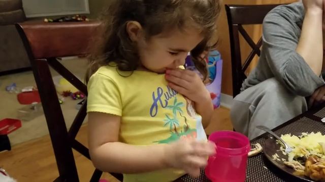 Ari thinks her apple juice is stinky! смотреть онлайн