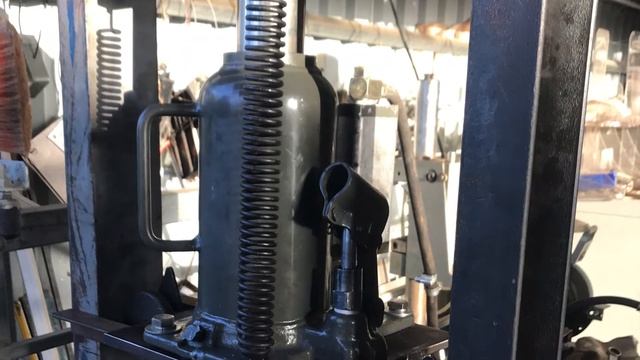 Hydraulic / Pneumatic press using 20 tons jack lift by Ans Cyprus diy смотреть онлайн