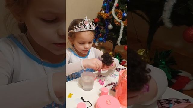 Настя и Лол. Распаковка куклы с волосами смотреть онлайн