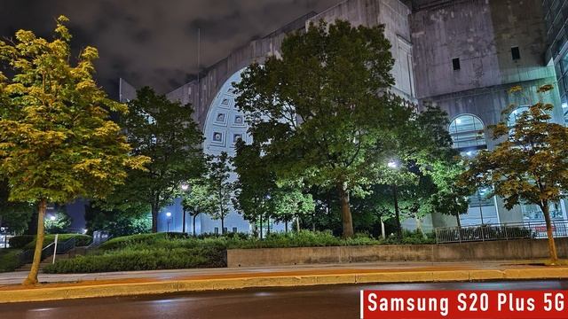 iPhone 11 Pro Max vs Galaxy S20 Plus vs Pixel 4 XL | Night Mode Showdown! смотреть онлайн