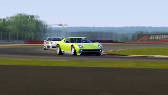 Battle Lamborghini Miura Concept '06 vs Porsche 911 R Racing at Silverstone смотреть онлайн