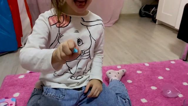Милана распаковывает лол питомца. LOL SURPRISE PETS WINTER DISCO. смотреть онлайн