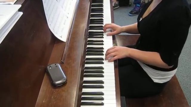 Evelyn Playing Piano смотреть онлайн
