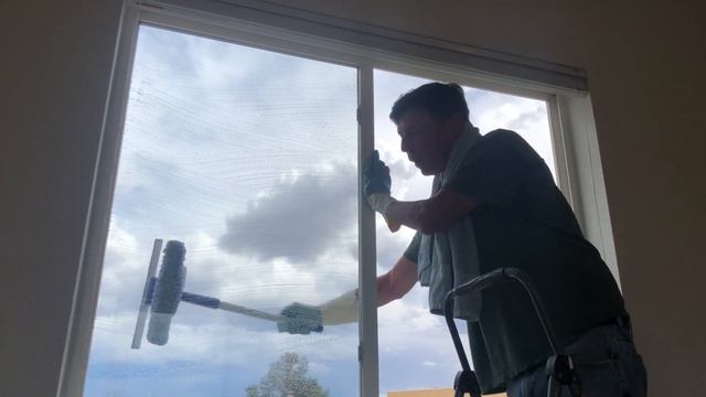 Clean upstairs windows without a ladder + get a cheap and easy streak-free finish on all glass. смотреть онлайн