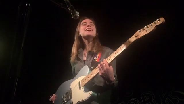 Everybody Does - Julien Baker (Live) смотреть онлайн